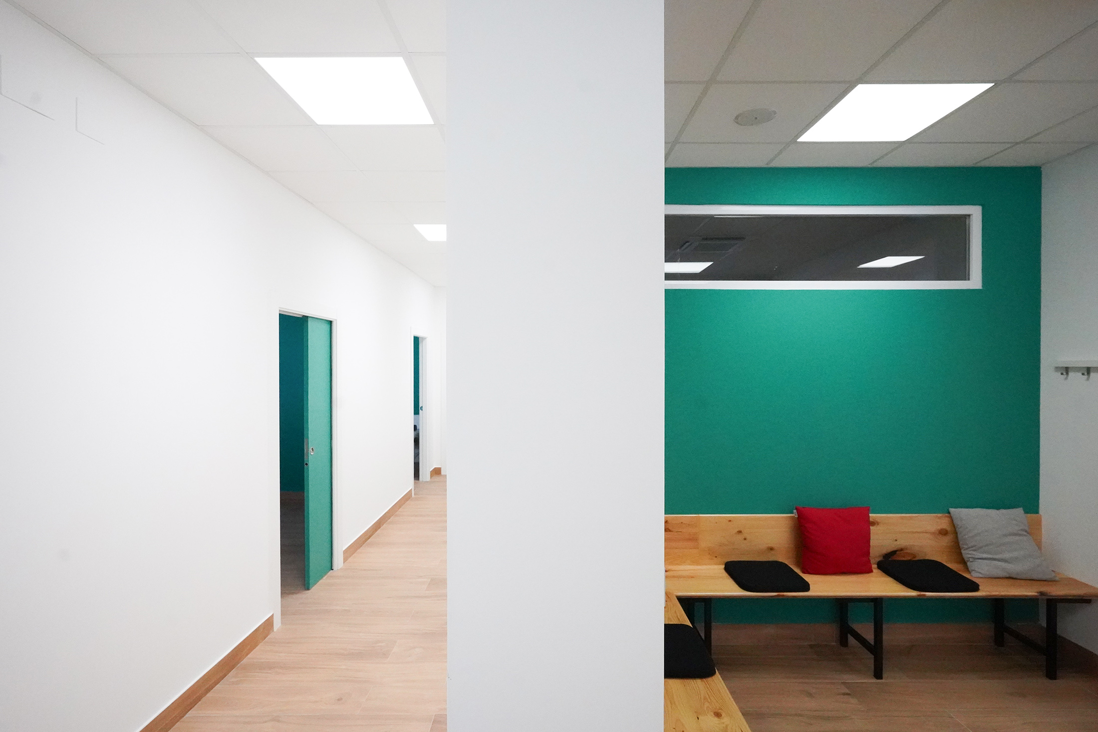 Pasillo interior de la clínica mostrando arquitectura limpia con puertas enrasadas y fondo turquesa